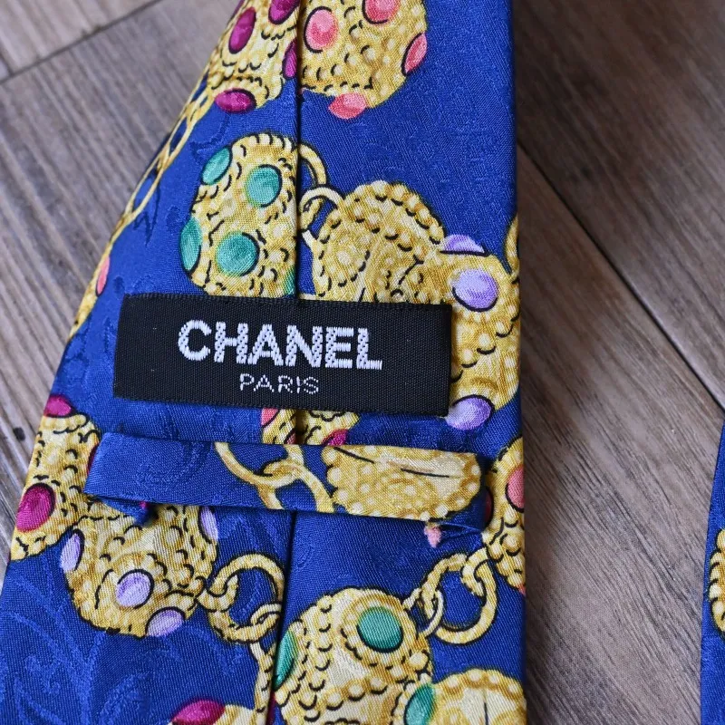 深く美しいブルーが印象的なCHANEL（シャネル）のネクタイ...