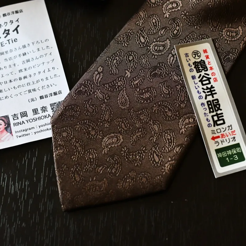 コーヒーカラーのネクタイはしっかりペイズリー柄、そして昔のド...